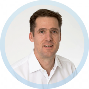 Dr. Pleimes schaut lächelnd in die Kamera